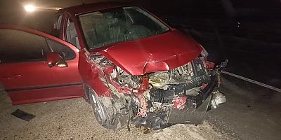 İNEGÖL’DE OTOMOBİL ORTA REFÜJE ÇARPTI: 3 YARALI