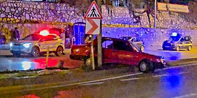 İNEGÖL’DE OTOMOBİL ORTA REFÜJE ÇIKTI! ELEKTRİK DİREĞİNE ÇARPTI