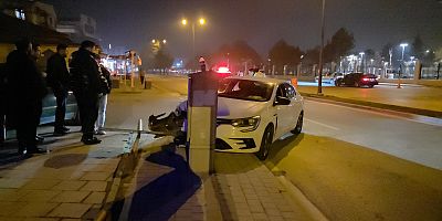 İnegöl’de otomobil tabela ve trafoya çarptı