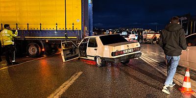 İnegöl’de  otomobil tıra çarptı: 1 yaralı