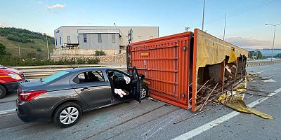 İnegöl'de otomobil yan devrilen tıra çarptı; 1 ölü, 1'i bebek 2 ağır yaralı