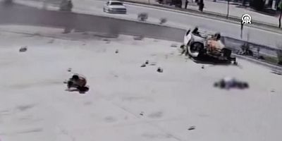 İnegöl,de otomobilin fabrika duvarına çarptıktan sonra devrilmesi güvenlik kamerasında