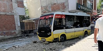 İnegöl’de Özel Halk Minibüsü İş Yerine Çarpıp Arsaya Uçtu