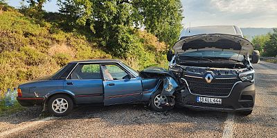 İnegöl’de Panelvan Minibüs ile Otomobil Çarpıştı: 2 Yaralı