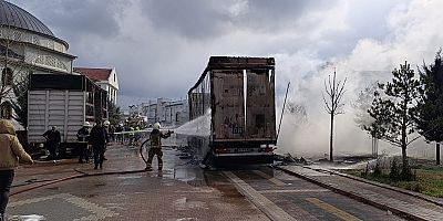 İnegöl'de park halindeki sünger ve mobilya yüklü tır dorseleri alev alev yandı