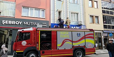 İNEGÖL’DE PENCEREDEKİ ÇOCUK PANİĞİ! İTFAİYE KURTARDI
