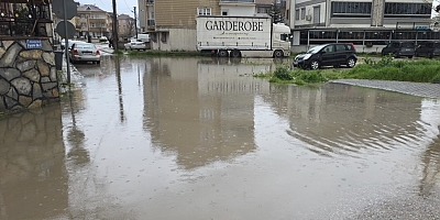 İNEGÖL’DE SAĞANAK YAĞIŞ CADDEYİ GÖLE ÇEVİRDİ