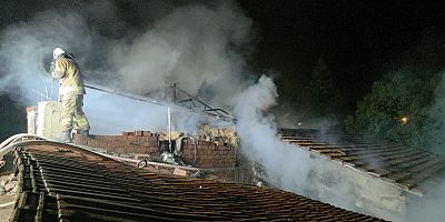 İNEGÖL’DE SAMANLIK YANGINI! MAHALLELİ SEFERBER OLDU