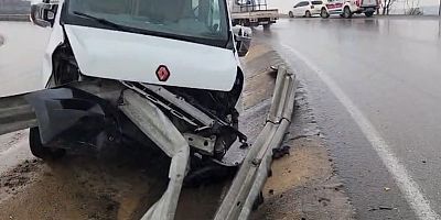 İnegöl’de Servis Minibüsü Bariyerlere Saplandı