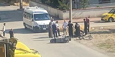İnegöl'de servis minibüsüyle çarpışan motosikletli yaralandı