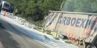 İnegöl'de Tır devrildi