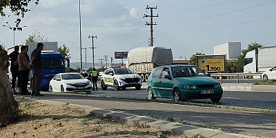İnegöl’de TIR ile Çarpışan Otomobil Refüje Savruldu: 1 Yaralı
