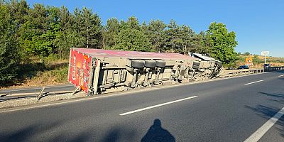 İnegöl’de Tır Orta Refüje Devrildi: Sürücü Yaralandı