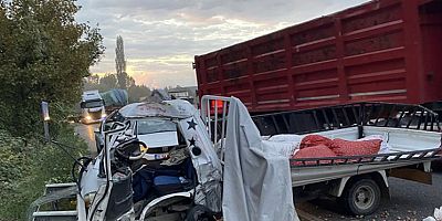 İnegöl’de tırla kamyonetin çarpıştığı kazada 3 kişi yaralandı