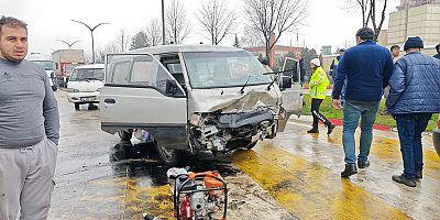 İnegöl'de Minibüs Park Halindeki TIR'a Çarptı: 3 Yaralı