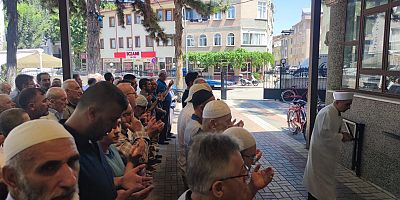 İnegöl'de tüm camilerde eller semaya 'İsmail Heniyye' için kalktı 