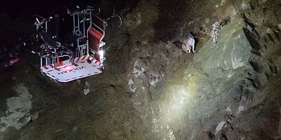 İnegöl’de Uçurumda Mahsur Kalan Köpek Halatla Kurtarıldı