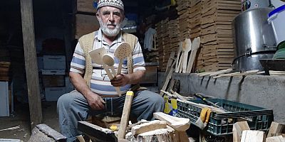 İnegöl’de ürettiği ahşap mutfak malzemelerini vatandaşlara hediye ediyor