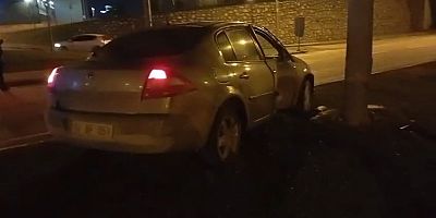 İnegöl’de virajı alamayan otomobil elektrik direğine çarptı, sürücü kaçtı