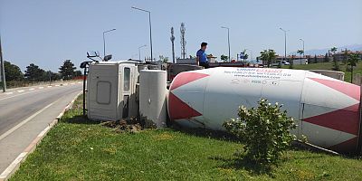 İnegöl'de virajı alamayarak devrilen beton mikserinin sürücüsü yaralandı