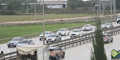 İNEGÖL’DE YAĞIŞ KAZAYI BERABERİNDE GETİRDİ: 3 ARAÇ ÇARPIŞTI