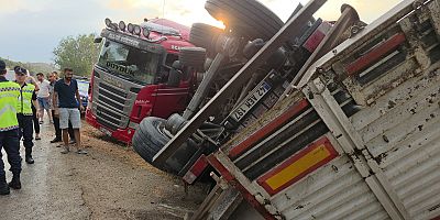 İnegöl’de Yağış Kazayı Beraberinde Getirdi: Kum Yüklü Tır Devrildi, Sürücü Yaralandı