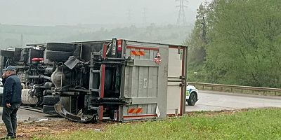 İnegöl’de Yağış Nedeniyle Kontrolden Çıkan Kamyon Devrildi: 1 Yaralı