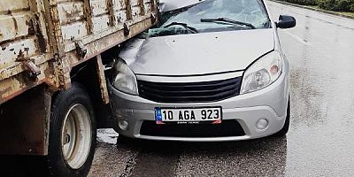 İnegöl'de yağışta kayan otomobil kamyona çarptı: 1 yaralı