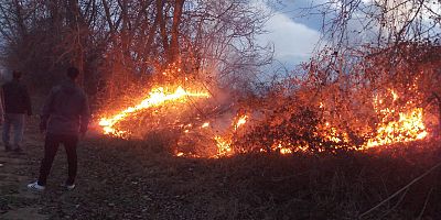 İnegöl’de yangını bu kez itfaiye değil, kepçe operatörü söndürdü