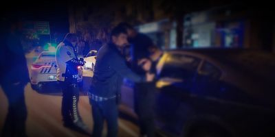 İnegöl'de yol ortasında çalışır vaziyette uyuya kalan alkollü sürücü gözaltına alındı