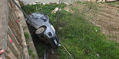 İNEGÖL’DE ZİNCİRLEME KAZA: 1 ARAÇ DEREYE UÇTU, YARALILAR VAR