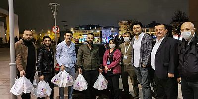 İNEGÖL'DEKİ SAĞLIK PERSONELİNE TATLI İKRAMI