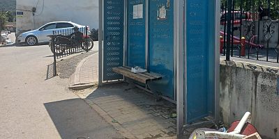 İnegöl’del motosiklet dolmuş durağına daldı