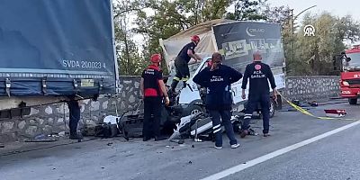 İnegöl'den mobilya taşıyan 3 kişi, kazada yaşamını yitirdi 