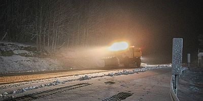 İnegöl Domaniç Karayolu yoğun kar yağışı nedeniyle ağır taşıt trafiğine kapatıldı.