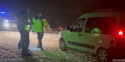 İnegöl-Domaniç karayolunda kar yağışı ve tipi zor anlar yaşattı