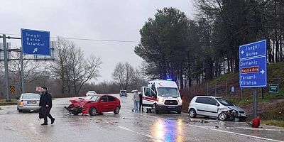İnegöl-Domaniç Yolunda Korkutan Çarpışma: 3 Yaralı