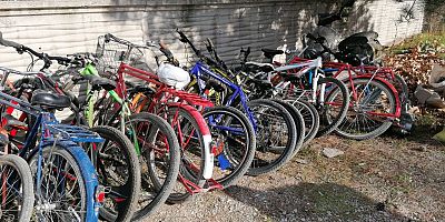 İnegöl Emniyeti çalınan bisikletleri buldu ve vatandaşlara çağrı yaptı