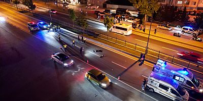 İnegöl Girişinde Feci Kaza: Bir Yaya Hayatını Kaybetti, 3 Genç Yaralandı