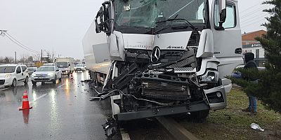 İnegöl Girişinde İki TIR Çarpıştı: Trafik Aksadı