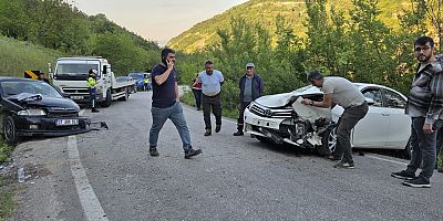 İnegöl Gülbahçe Yolunda Kafa Kafaya Çarpışma: 3 Yaralı