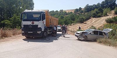 İnegöl Halhalca Yolunda Kafa Kafaya Çarpışma: 2 Kişi Yaralandı