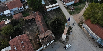 İnegöl Hasanpaşa Mahallesi'ndeki camisiz minare dikkati çekiyor