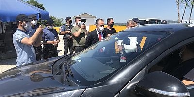 İnegöl kaymakamından  Sürücülere şeker ve kolanya ikramı