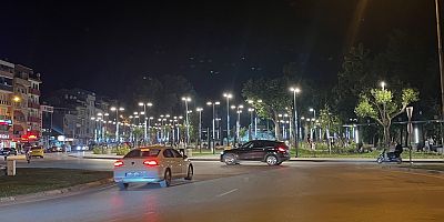 İnegöl Kent Meydanı Yenilendi, Ancak Eksikler Dikkat Çekti