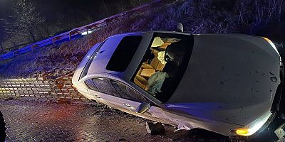 İnegöl Kınık Mevkiinde Yağışlı Yolda Kaza: 2 Yaralı