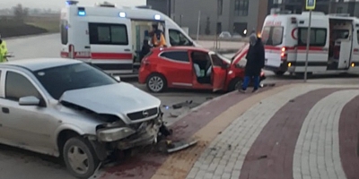 İNEGÖL KOZLUCA YOLUNDA KAFA KAFAYA ÇARPIŞTILAR 2 KİŞİ YARALANDI