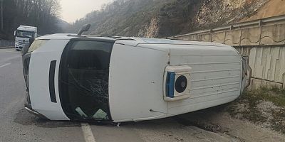 İnegöl Mezitler’de Minibüs Devrildi: 1 Yaralı