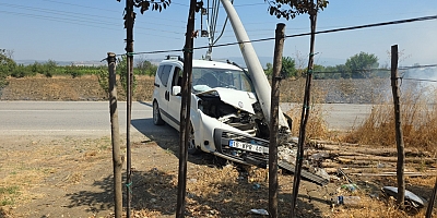İnegöl Ortaköy Yolunda Kaza: Araç Direğe Çarptı, 1 Yaralı