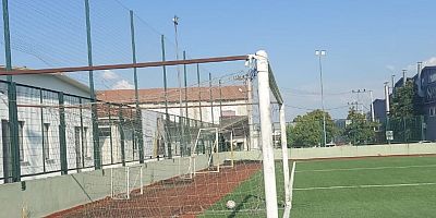 İnegöl Sanayi Futbol Sahası’nda Facia Ucuz Atlatıldı: Kale Direği Kalecinin Başına Düştü
